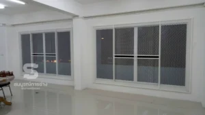 กระจกอลูมิเนียม พร้อมฉลุลายเหล็ก สีขาว