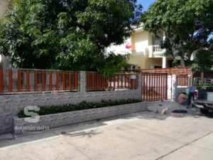 ประตูรั้ว พร้อมรั้วบ้านสแตนเลสคาดด้วยไม้เฌอร่า